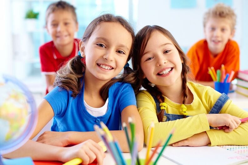 dos_ninas_y_dos_ninos_en_el_salon_de_clases